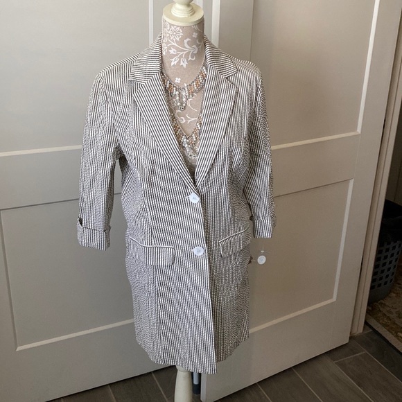 This is a seersucker jacket.  In white & grey in a size 16. - Picture 3 of 3